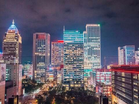 Hexagon的地理位置得天獨厚,可獨覽整個信義區的美麗夜景。