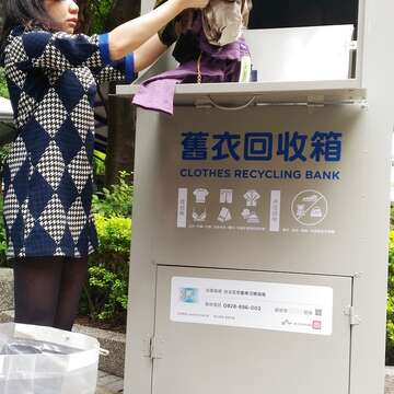 原本綠色的舊衣回收箱,即將在今年底前全面換上「灰色新裝」。(宥亞攝)