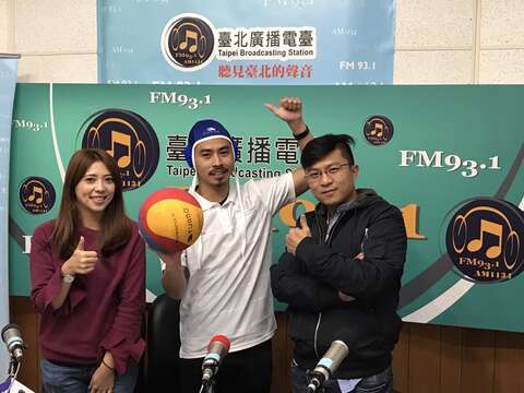 羅淼（水球上有紋路，使選手容易單手抓取）