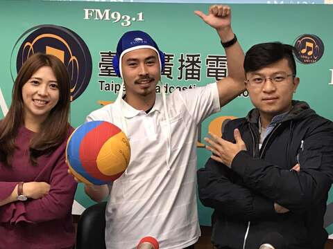 羅淼（圖中，頭套可保護選手耳朵）