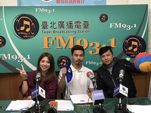 水球培訓隊選手羅淼（中）帶來水球及頭套至現場分享