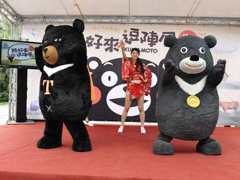 「熊讚Bravo」邀請好朋友「喔熊」一同表演，展現精彩舞技！
