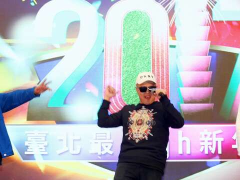 玖壹壹現場演唱小秀一段歌曲，並保證在跨年晚會現場保證有更精彩的演出。