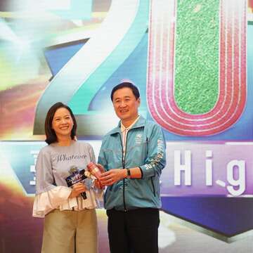 副市長陳景峻送上保溫瓶，讓之前遺失的保溫瓶的曾寶儀十分感動。