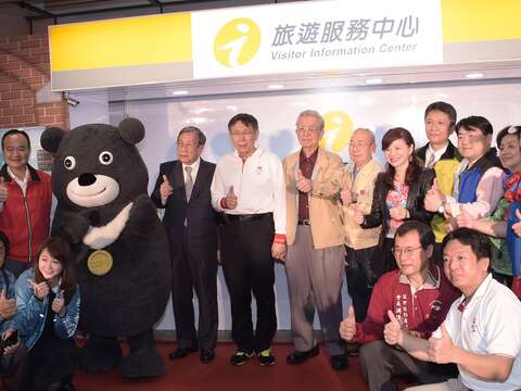 柯市長與在地協會、團體、貴賓共同於捷運龍山寺站旅遊服務中心一同合影留念