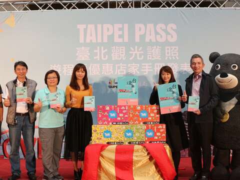 觀傳局局長簡余晏與貴賓及優惠店家共同推薦2017新版Taipei_Pass遊程暨優惠店家手冊