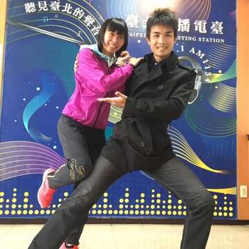 陳囿任教練同時為歌仔戲教師，圖為與曹純玉(圖左)現場示範互動