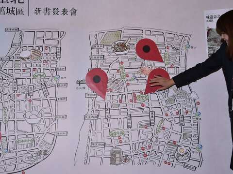 觀光傳播局局長簡余晏於舊城區地圖上打卡推薦大稻埕慈聖宮廟前美食