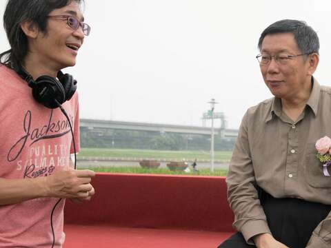 台北市市長柯文哲在魏德聖的指導之下,挑戰《52Hz, I love you》的演出。(圖/果子電影提供)