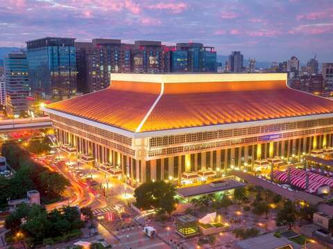 台北車站變裝後,加上燈光裝置與建築輝映,讓夜晚變得更有溫度。(圖/Shutterstock提供)