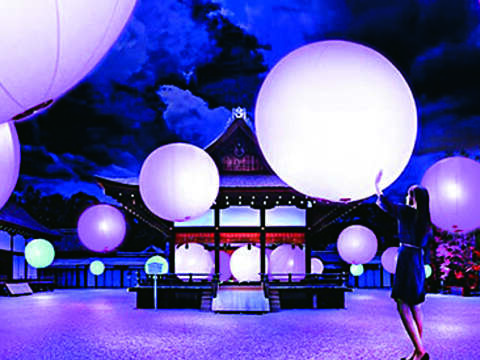 京都下鴨神社「糺之森的光之祭典」，透過互動科技，拉近光影藝術與人的距離。（圖／teamLab提供）
