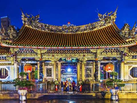 入夜的艋舺龍山寺散發出思古幽情,燈光讓廟宇變得更加迷人。(圖/fotolia提供)
