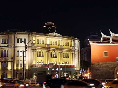 夜裡的北門在燈光點綴下，為台北街頭再添古意。（圖／聯合新聞網提供）