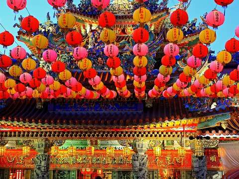 燈節期間，位於松山燈區的慈祐宮，以五彩燈飾妝點出一道充滿喜慶氣氛的城市銀河。（圖／達志影像提供）
