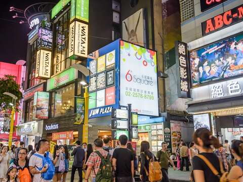 越晚越熱鬧的西門徒步區，吃喝玩樂一次搞定。（圖／Shutterstock提供）