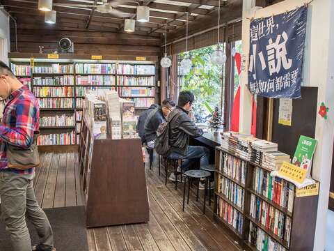 雅博客慰藉許多愛書人,甚至吸引陸客前來挖寶。(施純泰攝)