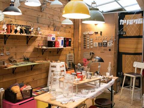 摩登波麗店內多販售1930至1980年代的歐洲家具。(施純泰攝)