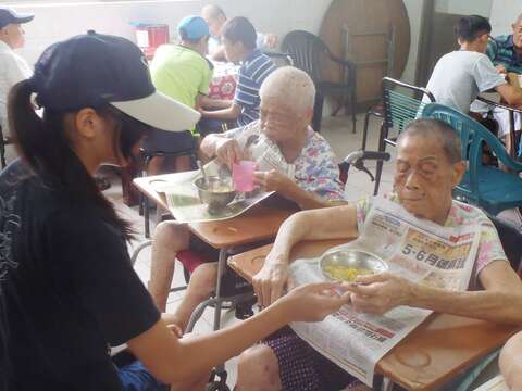 「無界小燭光」前往雲林老人長照中心進行服務旅行,這次經驗讓他們跳脫自身框架,從而理解他人。(圖╱台北市青少年發展處提供)