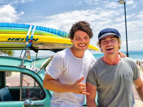 TLC旅遊生活頻道《衝浪男孩好滋味》節目主持人丹‧邱吉爾 （左） 與海登‧奎恩是一起旅行的好友。（圖／TLC旅遊生活頻道提供）