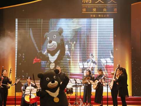 熊讚於體育運動精英獎頒獎典禮上擔任指揮,與台北市立國樂團合作演出〈花好月圓〉。(圖/教育部體育署提供)
