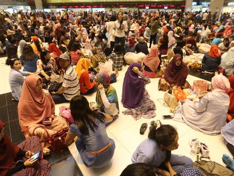 穆斯林於開齋節期間聚集於台北車站大廳，氣氛相當熱鬧。（圖╱中央社提供）