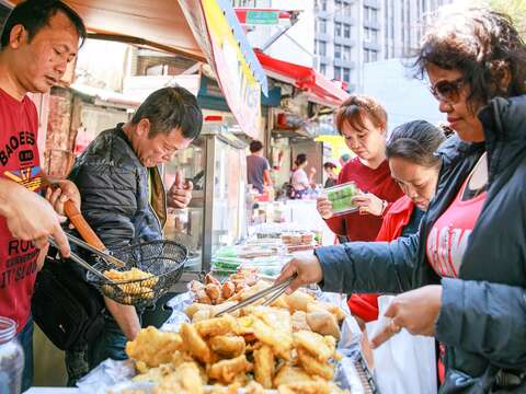 跟著新移民的腳步走訪印尼街吃美食，看看不一樣的台北。（施純泰攝）