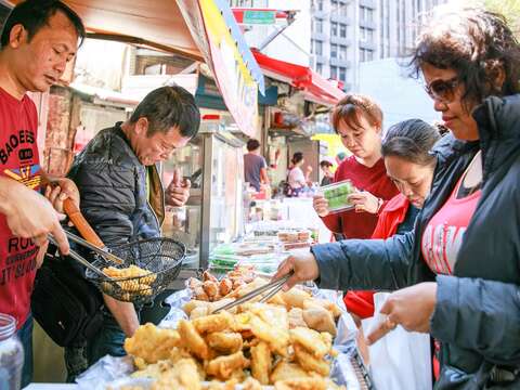 跟著新移民的腳步走訪印尼街吃美食,看看不一樣的台北。(施純泰攝)