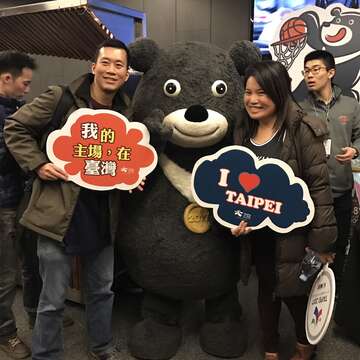 熊讚在球場攤位邀請紐約民眾一起到臺灣支持世大運_2