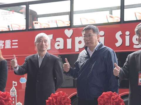 柯市長與賀陳部長及貴賓為觀光巴士剪綵