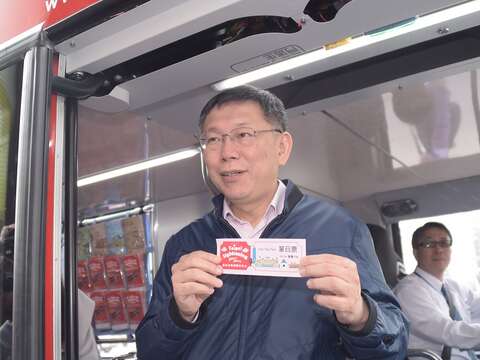 柯市長用單日票搭乘觀光巴士