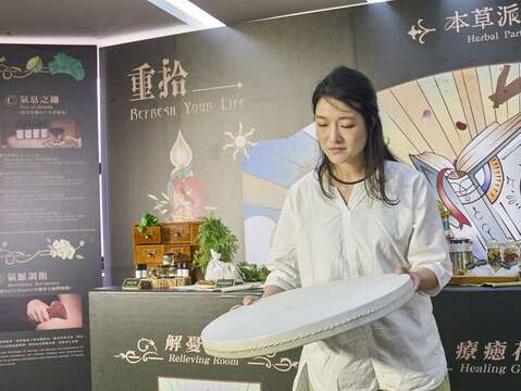 透過「解憂密室」沉浸式體驗頌缽音療，連結自身內在的聲音與訊息(圖片來源：臺北市商業處)
