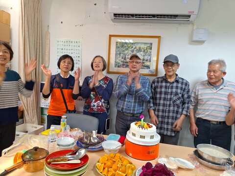 每月工作日的午間共餐，林雍善隊長都會準備蛋糕替當月生日志工慶生。(圖片來源：臺北市政府工務局公園路燈工程管理處)