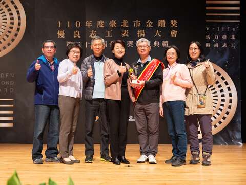 榮星花園公園生態守護志工隊於110年榮獲「優良志工團隊金鑽獎」。(圖片來源：臺北市政府工務局公園路燈工程管理處)