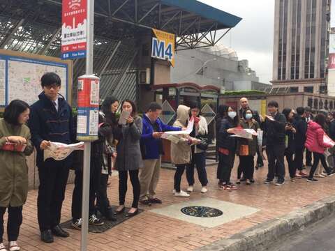 雙層觀光巴士臺北車站上午九點不到即出現排隊人潮