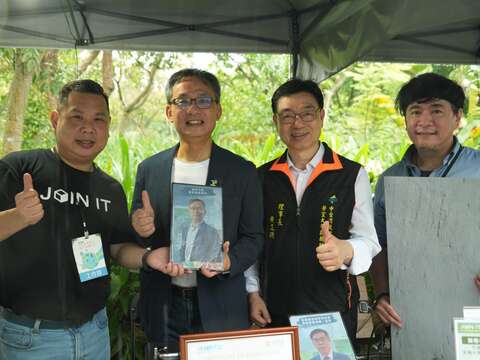 張副市長訪攤彩繪太陽能板(圖片來源:臺北市政府工務局公園路燈工程管理處)