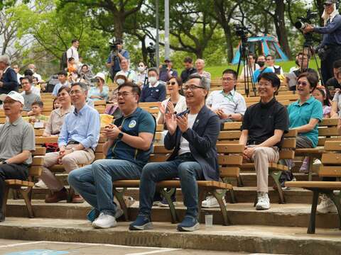 貴賓欣賞精采的舞台表演(圖片來源:臺北市政府工務局公園路燈工程管理處)