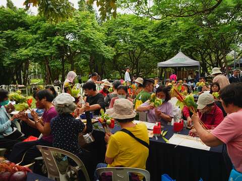 受民眾歡迎的蔬果花卉DIY(圖片來源:臺北市政府工務局公園路燈工程管理處)