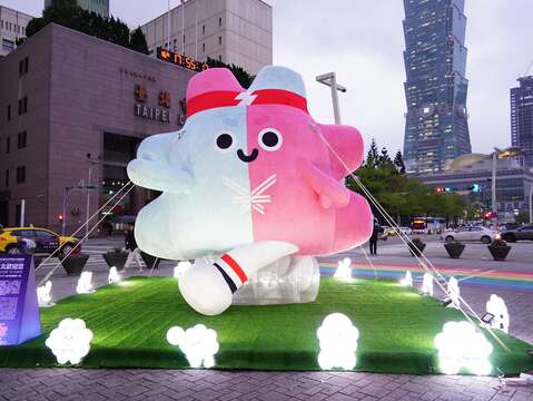 世壯運吉祥物「壯寶氣偶」，即日起至114年5月30日在市民廣場彩虹步道展演(圖片來源：臺北市政府觀光傳播局)