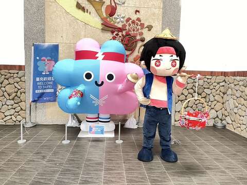 即日起至5月30日，只要完成指定任務，並於指定貼文下留言「我在客家公園為世壯運應援」，分享與壯寶「最具客家意象」的合照，就有機會獲得「2025世壯運紀念鑰匙圈」(圖片來源：臺北市政府客家事務委員會)