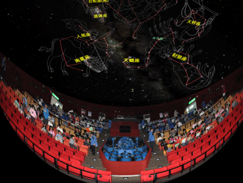 宇宙劇場中間藍色的儀器即為可模擬真實星空的蔡司星象儀。(圖片來源：臺北市立天文科學教育館)