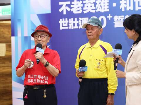 不老英雄蘇振村（右二）與「世壯運推廣大使」林友茂（左一）與大家分享參賽心情與備戰歷程。(圖片來源：臺北市政府觀光傳播局)