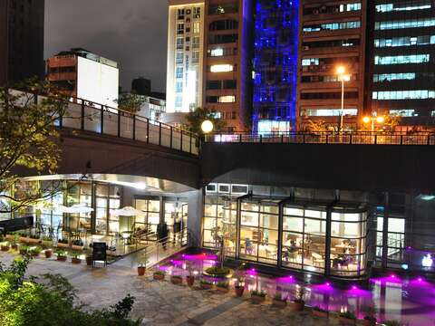 圖 7. 大安森林公園捷運站 咖啡屋夜景