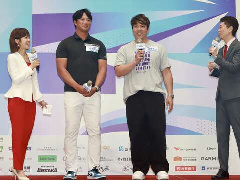 退役棒球選手周思齊（右）與高國輝（左）和大家分享參賽心情(圖片來源：臺北市政府觀光傳播局)