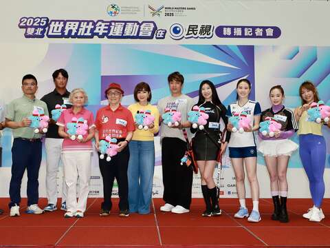 「臺灣最美麗的歐巴桑」陳美鳳將象徵著祝福與希望的吉祥物壯寶娃娃致贈給每一位選手，祝願選手在比賽中旗開得勝(圖片來源：臺北市政府觀光傳播局)