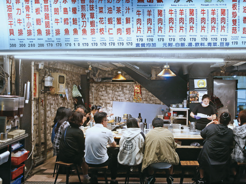 P20-23 漫遊-6 @楊彩成–士林夜市小吃店家林立，吸引許多民眾前來尋味。（攝影／楊彩成）