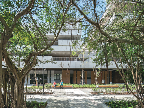 P28-31 風格-1 @蕭力仁建築師事務所–廣慈衛福大樓戶外空間保留老樹綠地,為居民營造舒適的生活環境。