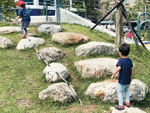 P28-31 風格-5 @台北市工務局公園路燈工程管理處–「興國公園」延續過往的歷史脈絡設計「戰地英壕兒童遊戲場」。(圖/台北市工務局公園路燈工程管理處)