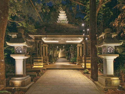 P28-31 風格-6 @台北市工務局公園路燈工程管理處–「指南宮竹柏參道」以友善環境的照明設計,打造優美的夜間景點。(圖/台北市工務局公園路燈工程管理處)