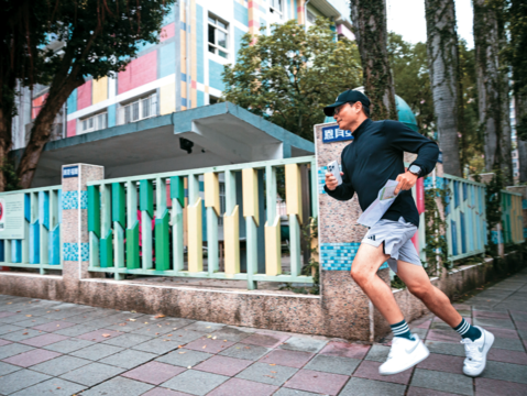 5P32-35 寫真-5–手持地圖的定向越野選手穿梭於城市不同場景,帶來充滿活力的都市風景。