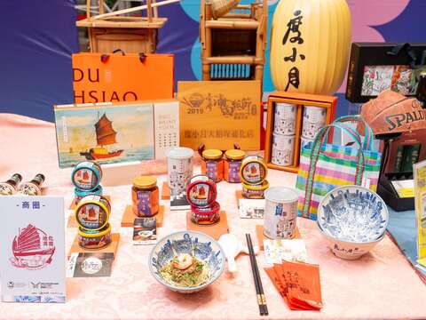 選手於(5_8-6_10)可至週週領取商圈現金券200元-迪化商圈現金券(限量750份)至商圈特約店家購買特色商品(圖片來源：臺北市商業處)